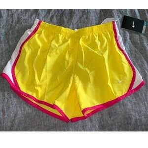 NWT AUTHENTIC GIRL’S NIKE DRIFIT RUNNING FITNESS ATHLETIC SHORTS SIZE LARGE